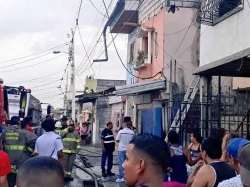 Terrible incendio en clínica de Ecuador deja 16 muertos