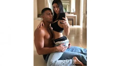 Kourtney Kardashian publica sensual FOTO; su novio reacciona con comentario machista