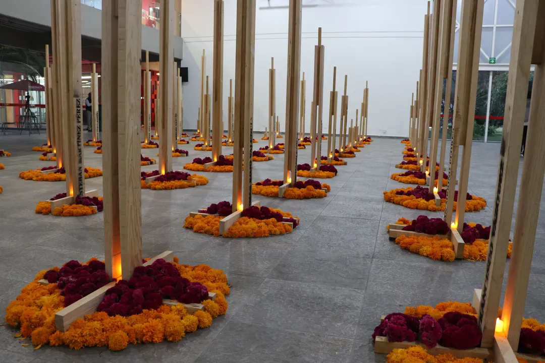 Ibero Puebla rinde homenaje a defensores de la tierra y el territorio en Ofrenda Monumental