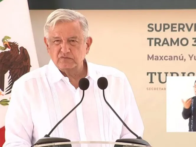 Dice AMLO que vallas de Palacio Nacional no reprimen el derecho a manifestarse