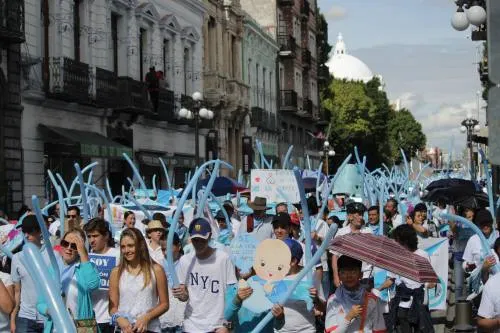 Miles de poblanos se manifiestan en contra del aborto