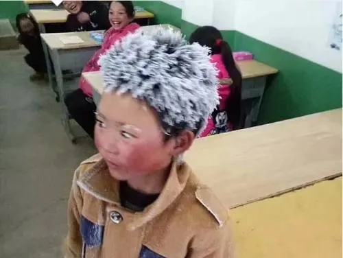 Niño chino llega con el pelo congelado a la escuela tras caminata