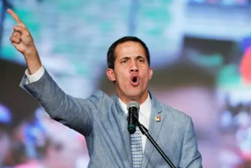Maduro destaca recolección de firmas y Guaidó suma voluntarios