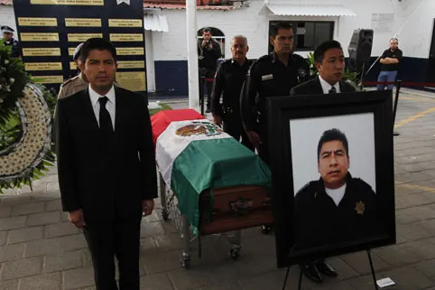 Rinden homenaje póstumo al policía abatido en Anzures