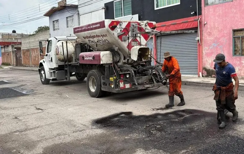Fortalece Ayuntamiento de Puebla la campaña Bacheando Puebla; suma maquinaria de bacheo en frío