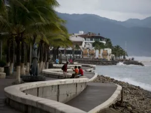 Puerto Vallarta vuelve a la normalidad tras paso de ‘Patricia’