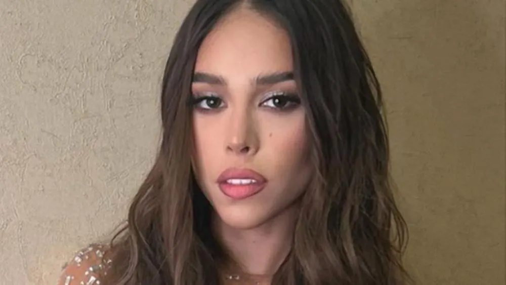 Captan a Danna Paola bailando con misterioso enmascarado