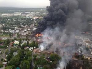 Explota en Canadá tren con pétroleo, hay 60 desaparecidos