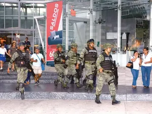 Día violento y de pánico en Cancún; ataque a sedes policiales deja 4 muertos