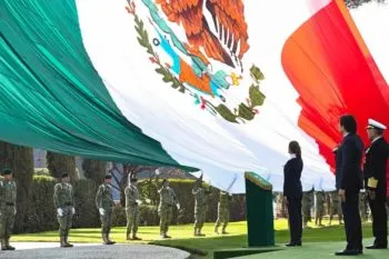 “México es dignidad, valentía y grandeza”: Sheinbaum encabeza ceremonia del Día de la Bandera en Campo Marte