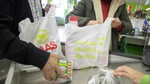 Propondrán cobro de un peso por bolsa de plástico en centros comerciales