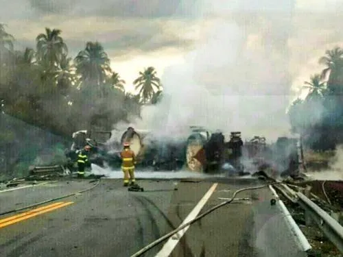 Mueren  20 personas en choque de pipa y autobús turístico en la Siglo XXI