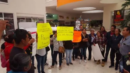 Empleadas del Ayuntamiento de Texmelucan cobran 100 pesos para dar informes de policías detenidos