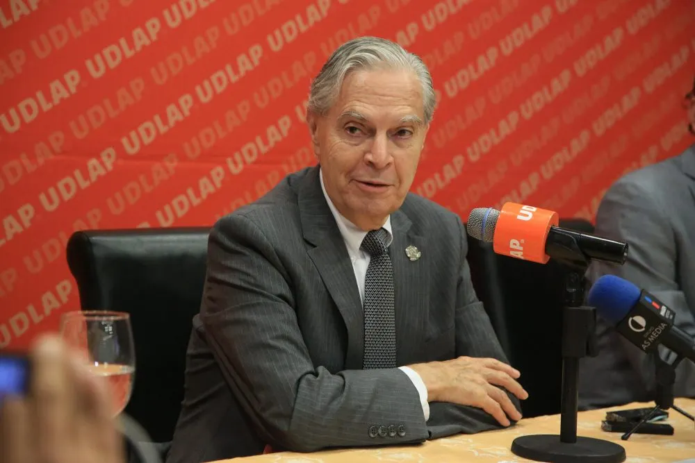 Un Rector se Columpiaba Sobre la Tela de una Araña…