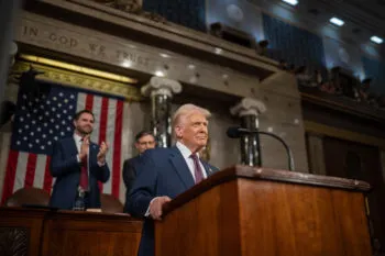 Tras llamada con Sheinbaum, Trump retrasa un mes los aranceles a productos mexicanos dentro del T-MEC