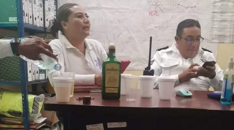 oficiales de Tránsito bebiendo en las oficinas de Ajalpan