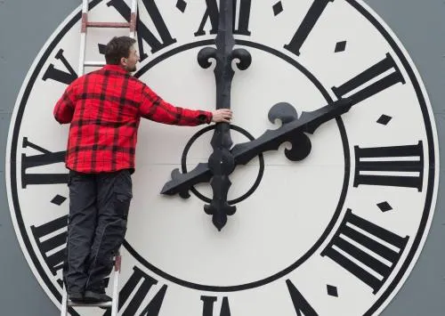 México atrasa los relojes una hora este domingo por el cambio al horario de invierno