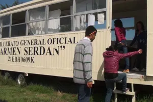 Alumnos toman clases en un remolque en San Miguel Mayorazgo