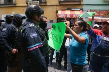Ambulantes tratan de retomar el Centro Histórico de Puebla y se enfrentan con la Policía