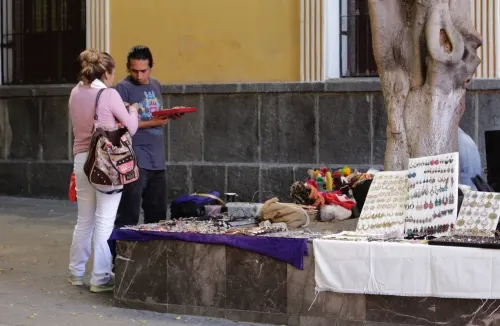 Inició entrega de cheques para comerciantes de corredores artesanales