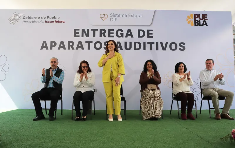 Otorga SEDIF aparatos auditivos a poblanas y poblanos vulnerables