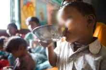 Fallecen 22 niños en la India por consumir alimentos descompuestos