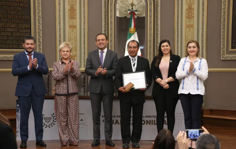 congreso-de-puebla-entrega-medalla-al-merito-docente-juan-c-bonilla