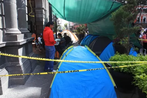 Montan casas de campaña frente a Palacio Municipal