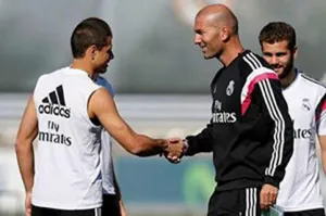Zidane recibe a Javier Hernández durante entrenamiento del Madrid