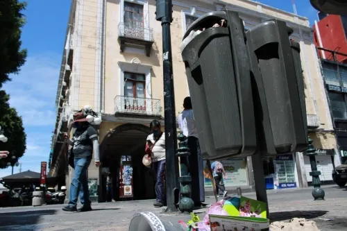 Vandalizan 200 botes papeleros en la ciudad de Puebla