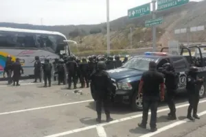 Policías y estudiantes de Ayotzinapa se enfrentan cerca de Chilpancingo