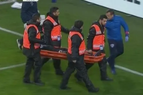 Futbolista noquea a defensor con una patada al disputar el balón