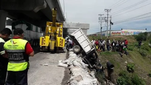Repartidor de agua choca y cae a un barranco en la autopista Puebla-Orizaba