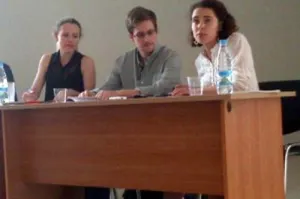 Mientras se define su futuro, Snowden pide quedarse en Rusia