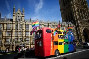 Parlamentarios británicos aprueban matrimonio homosexual