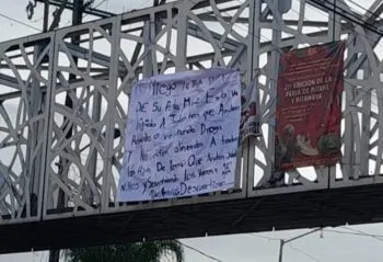 Manta con amenaza y anuncio de “limpia” es retirada de puente en Amozoc