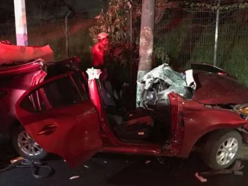 ¡Increible! Casi parte su auto en dos y se salva de morir