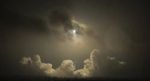 China lanza con éxito seis satélites espaciales