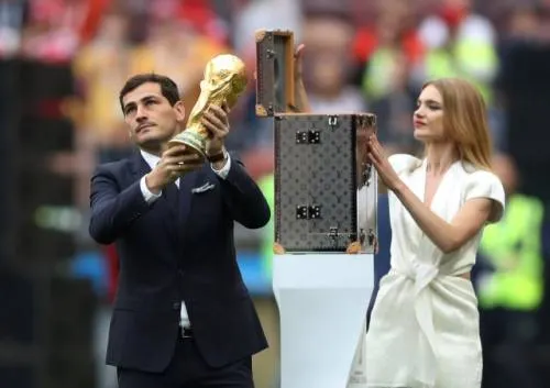 Iker Casillas presentó la Copa del Mundo antes celebrarse la ceremonia de inauguración de Rusia 2018