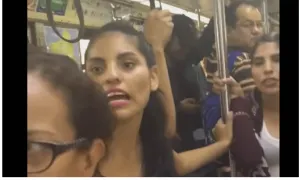 Ladytren ligero pelea con anciana para que le dé lugar