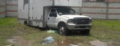 Aseguran camioneta con 8 bidones con capacidad de mil litros en Texmelucan