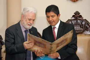 Eduardo Rivera entrega Cédula Real a Francesco Tonucci