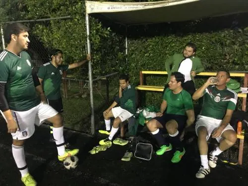 Equipo del Verde juega cascarita vs medios de comunicación