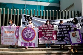 Protestan y exigen se tipifique como delito la sustracción de menores en Puebla