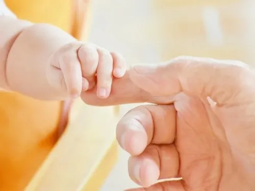 Joven con Covid-19 da a luz a una bebé; son aisladas