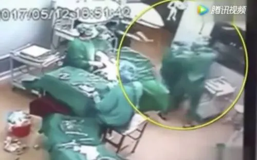 Galeno propina una golpiza a enfermera en plena cirugía