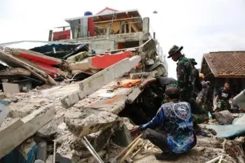 Sube a 68 la cifra de muertos en Indonesia; miles siguen en refugios tras el terremoto