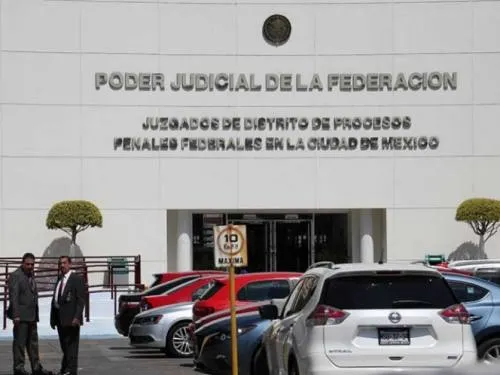 Personal de la PGR revisa el domicilio de Elba Esther Gordillo