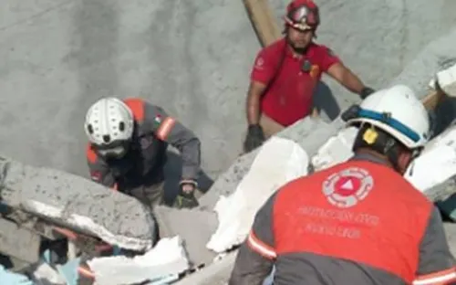 Se derrumba construcción de 7-Eleven en Monterrey; hay un muerto
