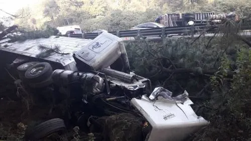 Tractocamión en el que viajaban peregrinos sufre aparatosa volcadura; descartan heridos